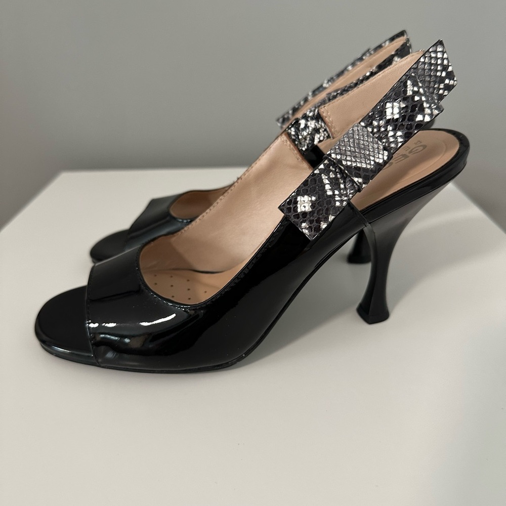 GEOX Leather black sandals . Size 7.5